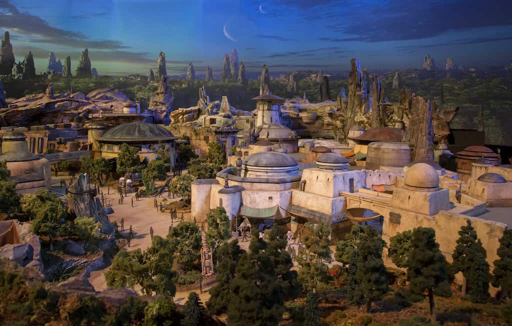 Here's the latest in BRAND NEW Star Wars Land news, Galaxy's Edge to help you plan your next Walt Disney World vacation or trip to Disneyland.