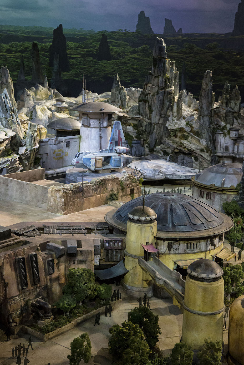 Here's the latest in BRAND NEW Star Wars Land news, Galaxy's Edge to help you plan your next Walt Disney World vacation or trip to Disneyland.