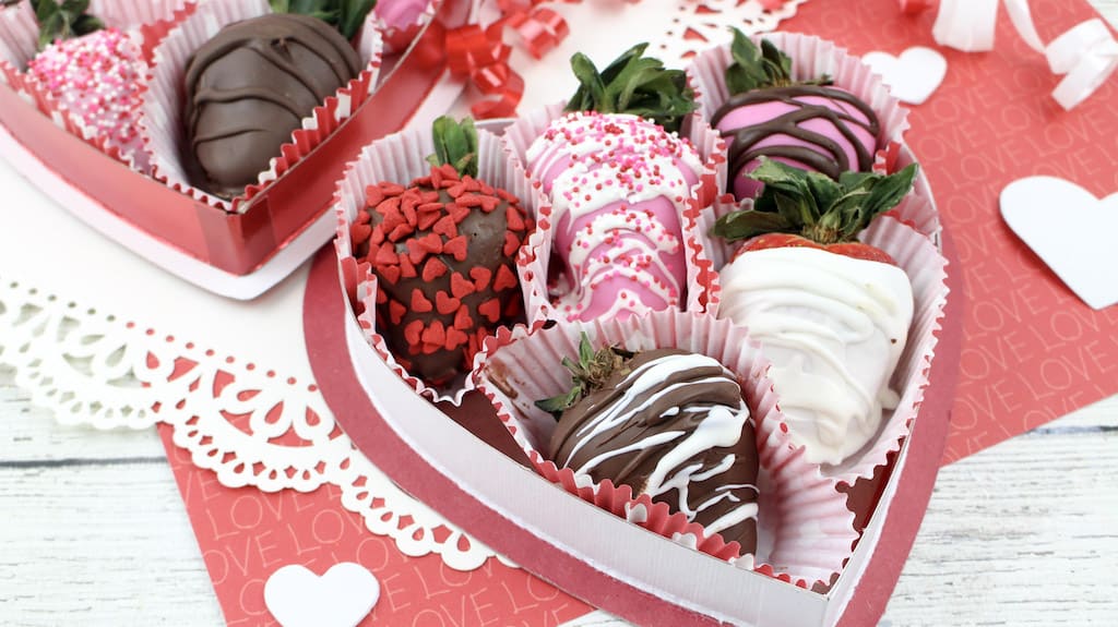 Valentine Chocolate Dipped Strawberries DINE DREAM DISCOVER