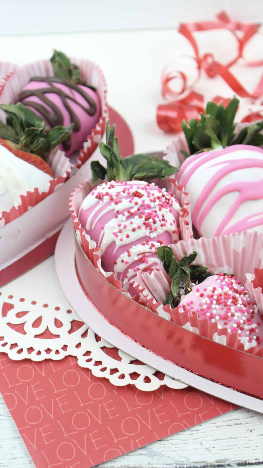 Valentine Chocolate Dipped Strawberries | DINE DREAM DISCOVER