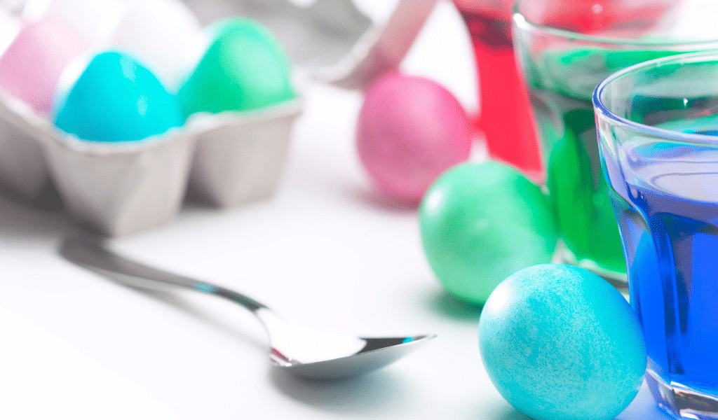 coloring eggs