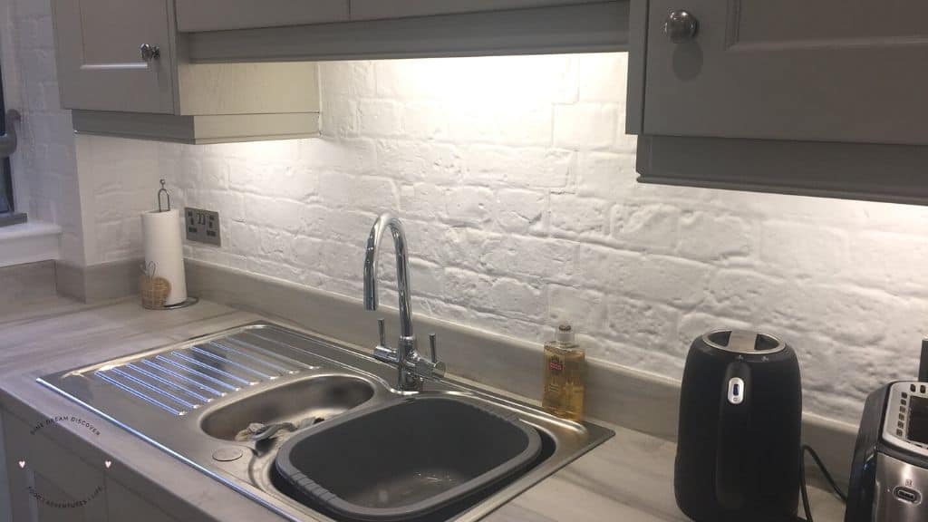 faux brickwork backsplash