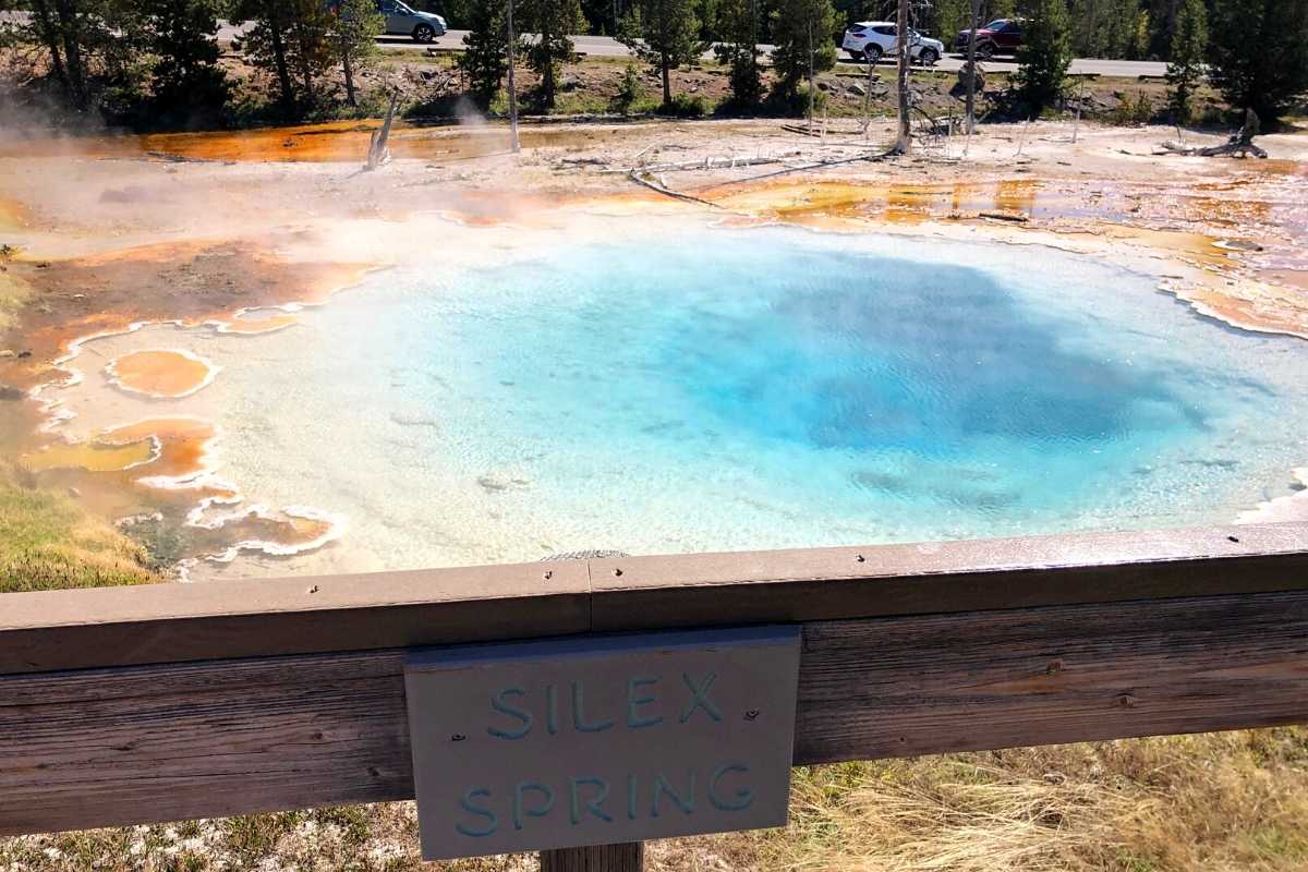 Ultimate Guide to Visiting Yellowstone National Park 