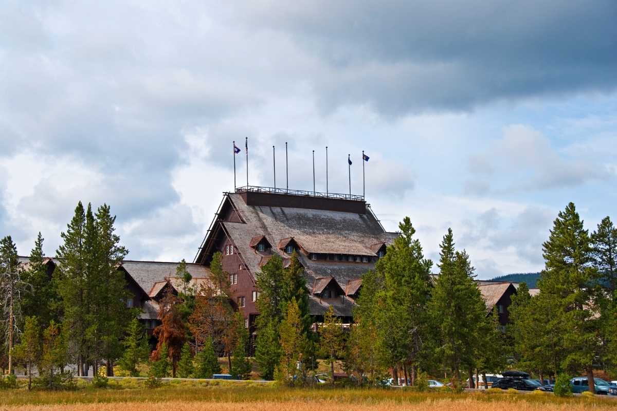 OLD FAITHFUL INN