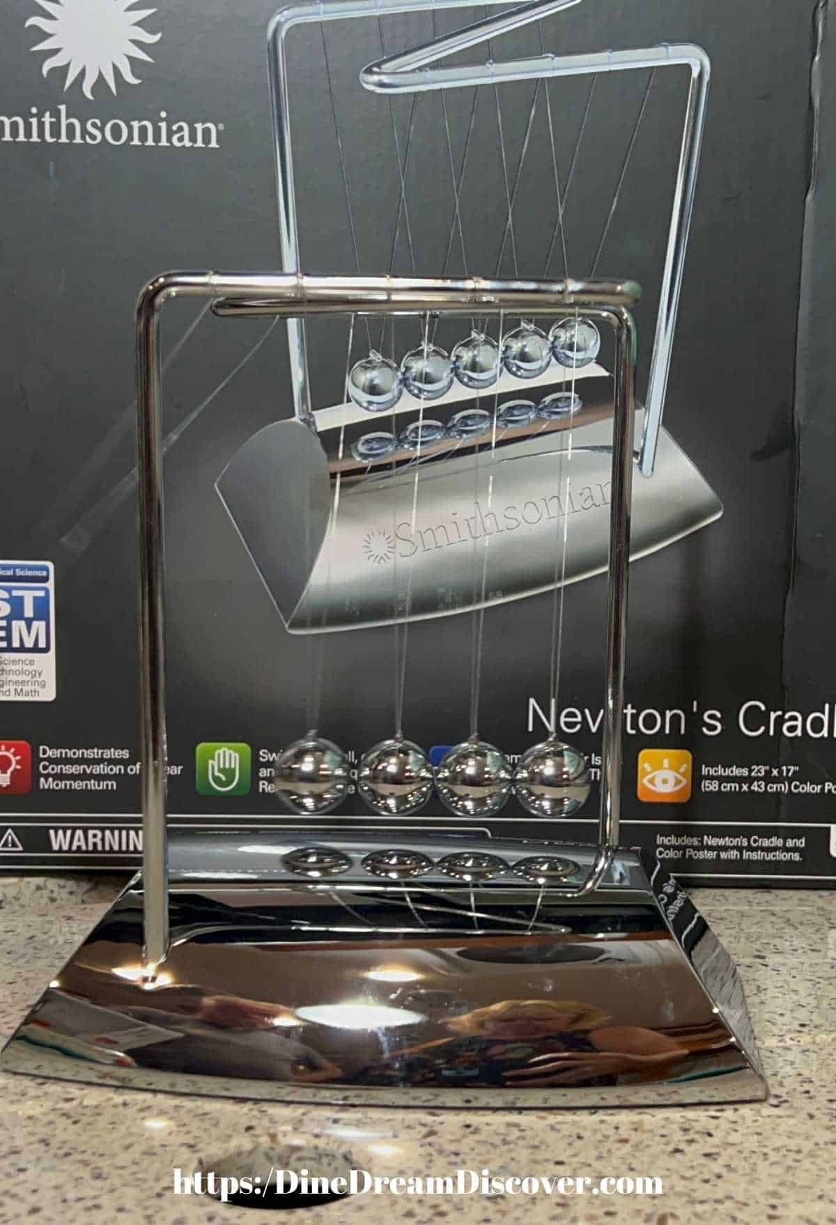 newtons cradle stem toy