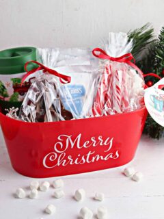 Hot Cocoa Christmas Gift Basket with Printable Gift Tag