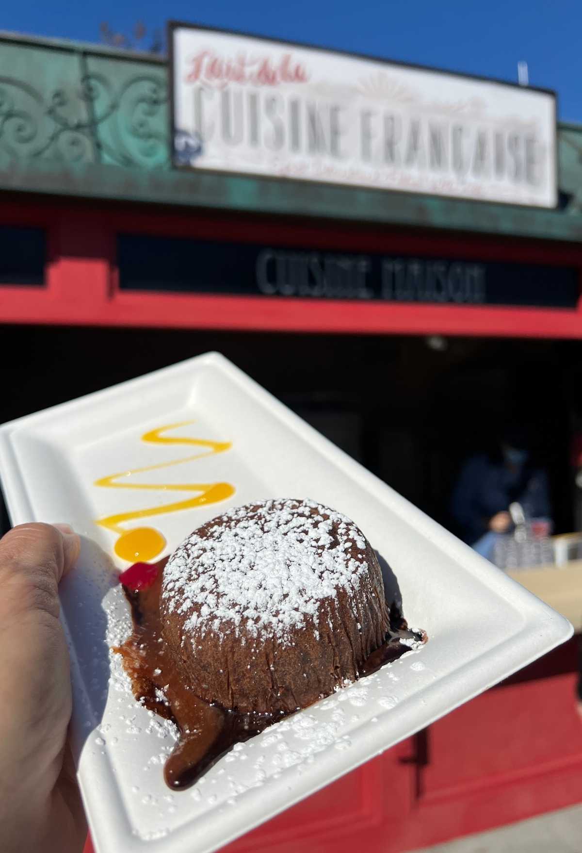 L'art de la Cuisine Francaise (France) Moelleux aux Noisettes et Chocolats Valrhona - Molten Chocolate and Hazelnut Cake epcot 2022