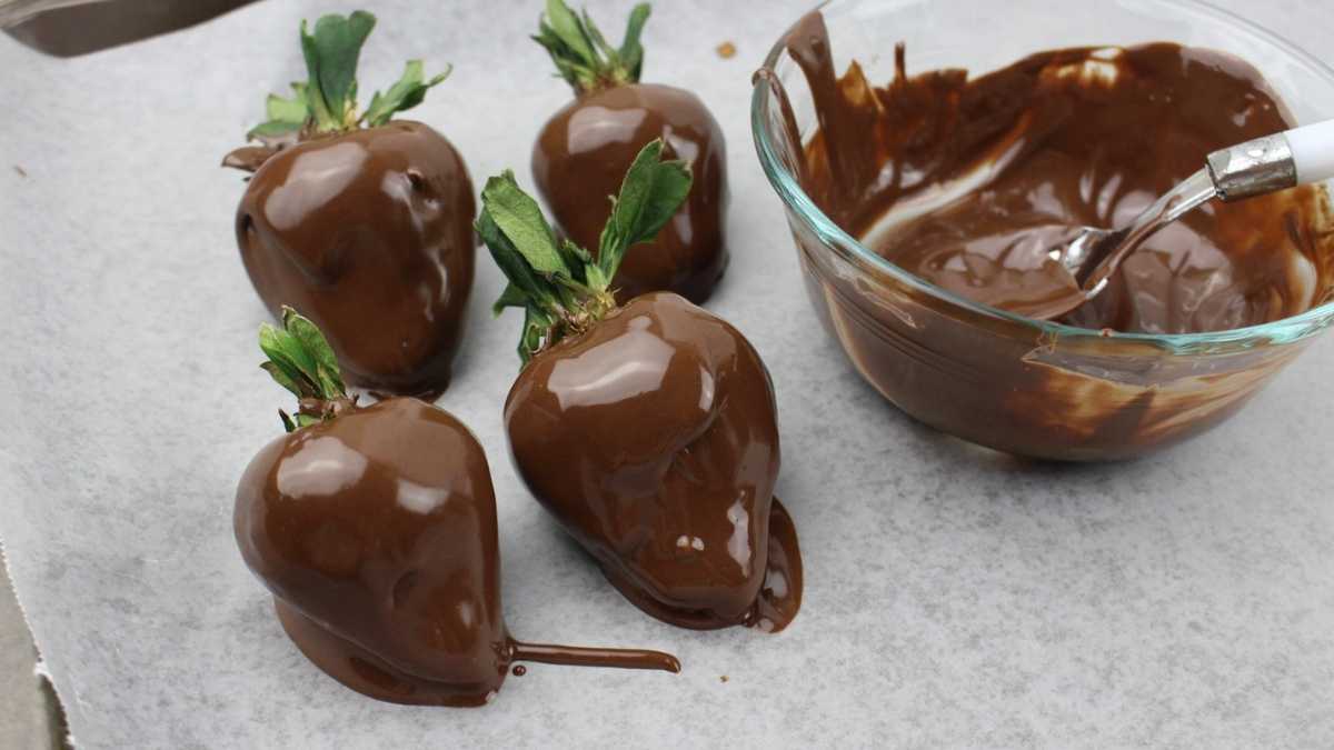 Valentine Chocolate Dipped Strawberries