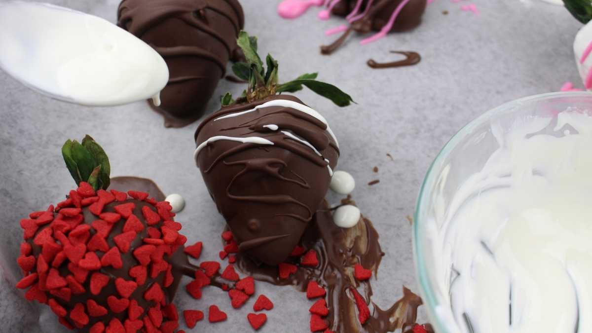 Valentine Chocolate Dipped Strawberries