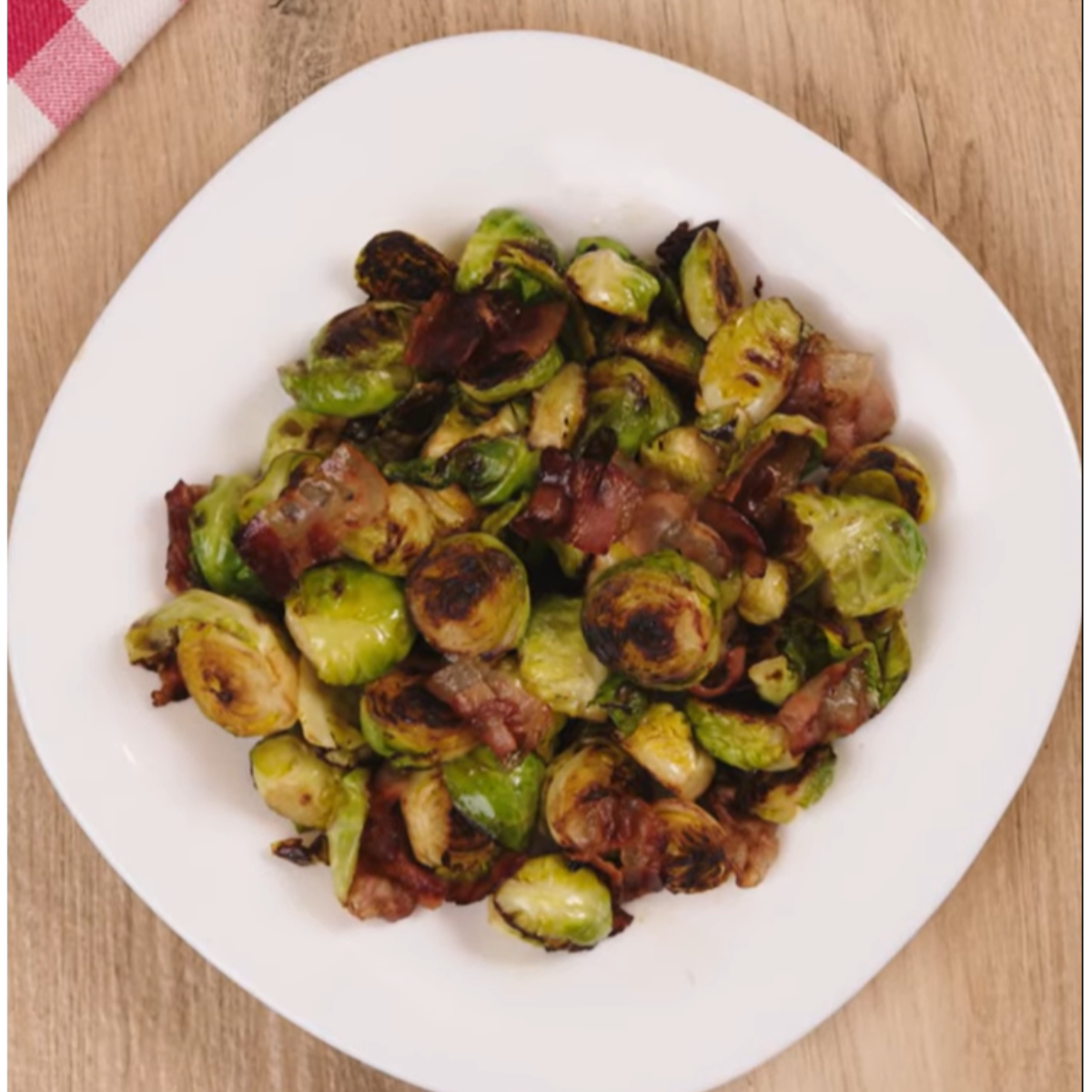 Perfectly roasted Brussels sprouts with crispy bacon, ready to eat!